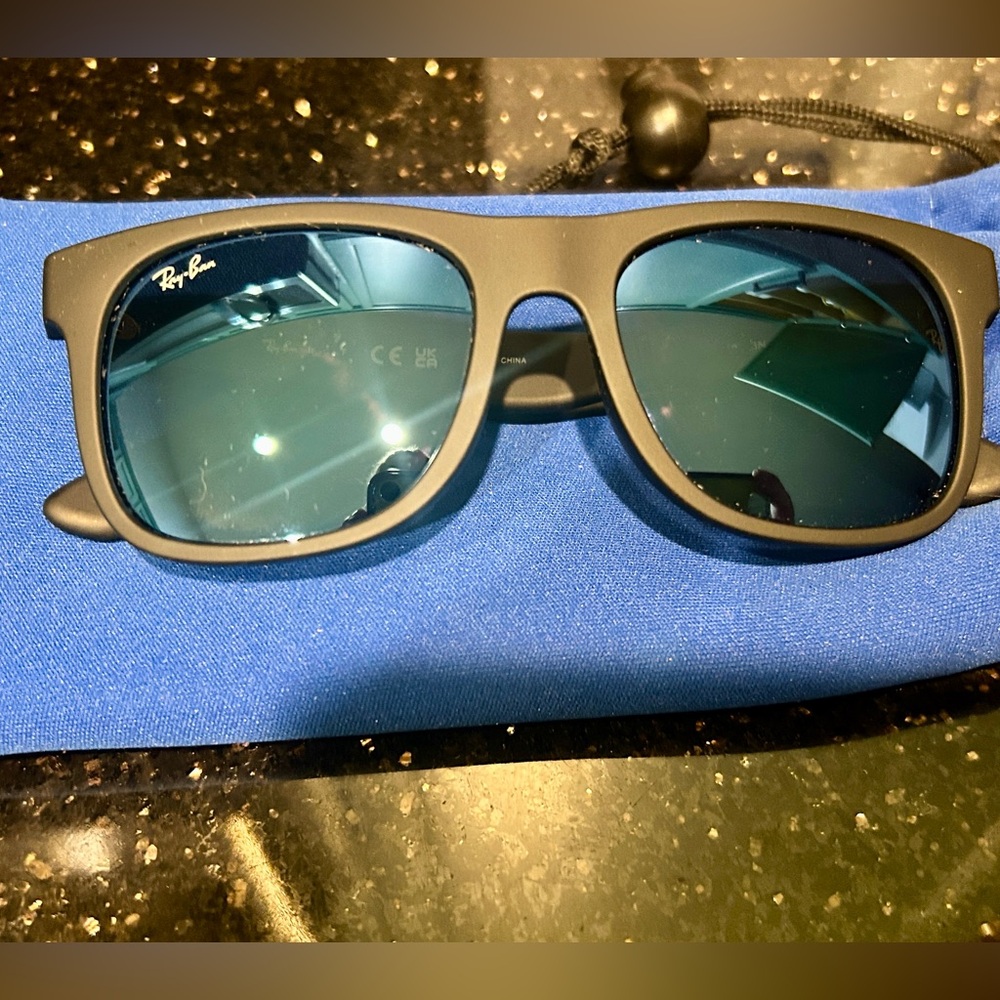 Ray-Ban Kids Justin RJ9069S Sunglasses

Black - Blue Mirror Blue